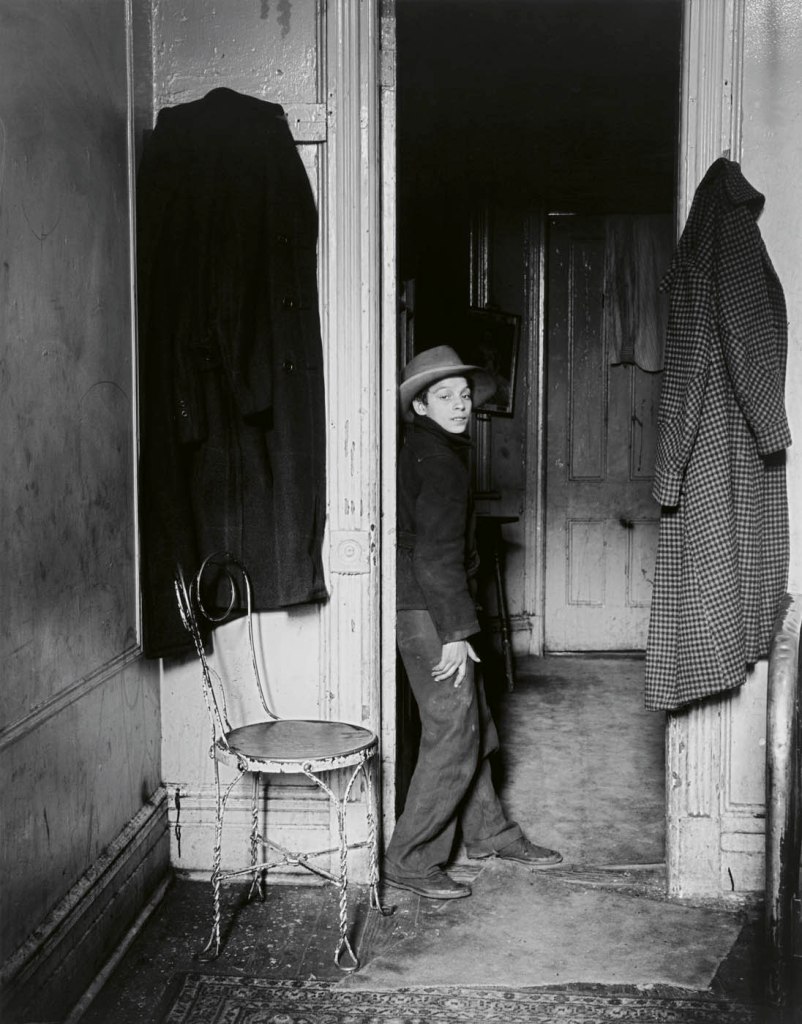 Helen Levitt (American, 1913-2009) 'New York' c. 1939 Helen Levitt (American, 1913-2009) 'New York' c. 1939