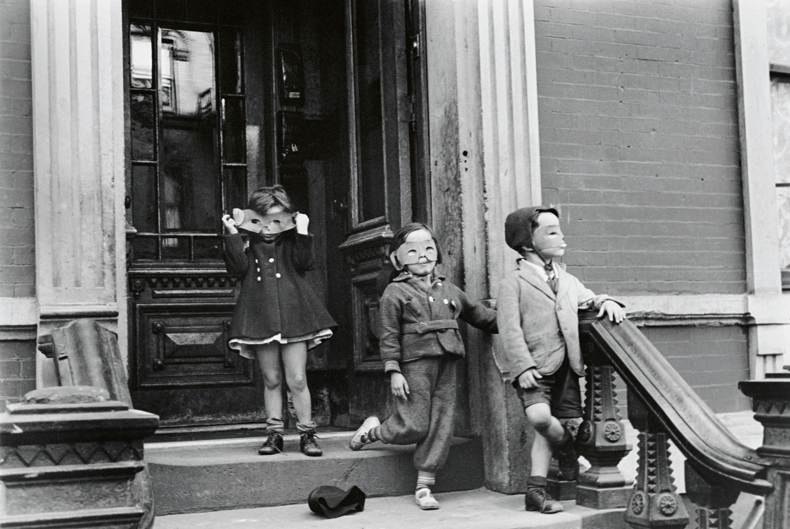 Helen Levitt (American, 1913-2009) 'New York' c. 1939 Helen Levitt (American, 1913-2009) 'New York' c. 1939