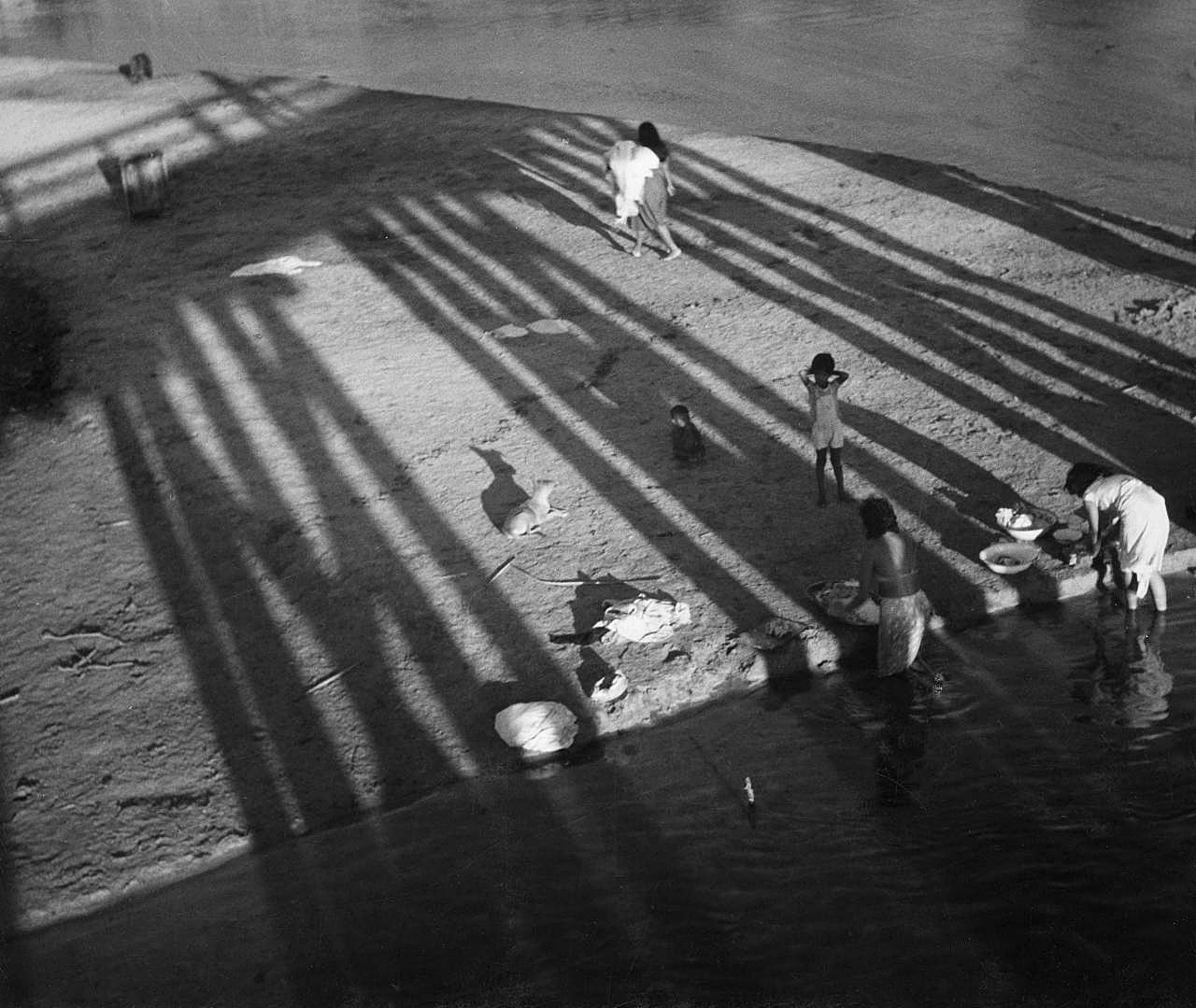 Lola Álvarez Bravo (Mexican, 1903-1993) 'The washerwomen' (Las Lavanderas) c. 1950 Lola Álvarez Bravo (Mexican, 1903-1993) 'The washerwomen' (Las Lavanderas) c. 1950