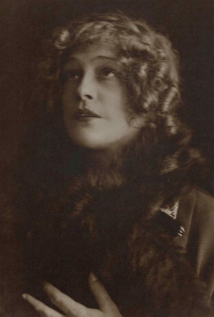 Mina Moore (New Zealand, 1882-1957) 'Nellie Stewart' c. 1913-1916 Mina Moore (New Zealand, 1882-1957) 'Nellie Stewart' c. 1913-1916