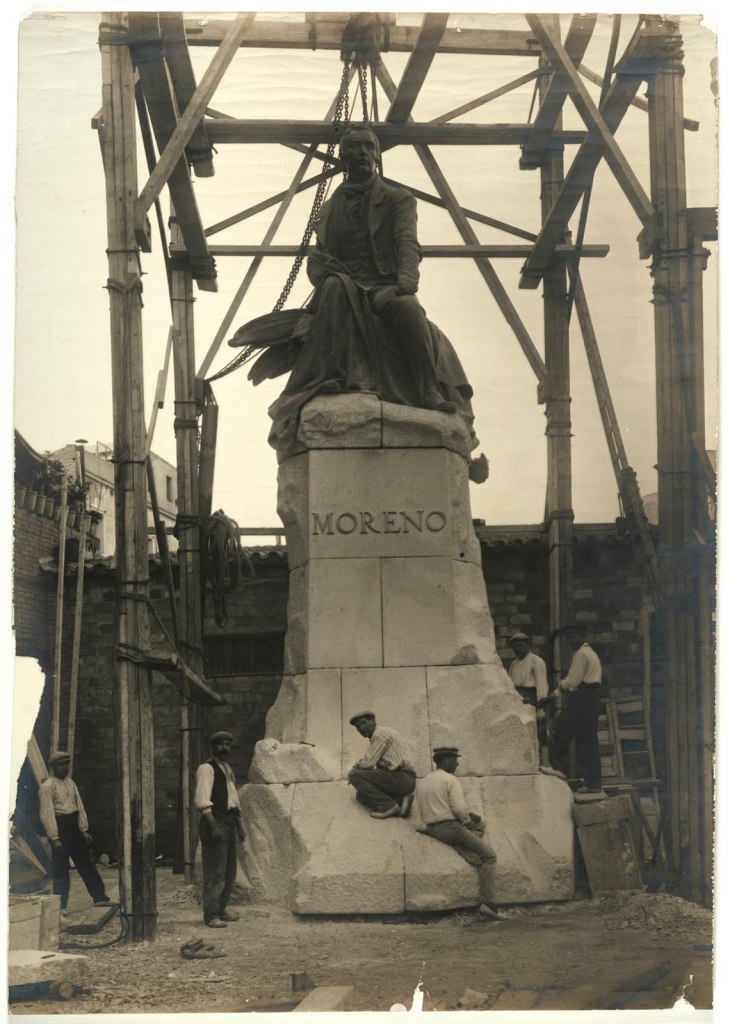 Unknown photographer / Attr. to José Padró (Spanish, 1881-1931) 'Fitting the pedestal for Miguel Blay's monument to Mariano Moreno, prior to sending it to Buenos Aires' 1910