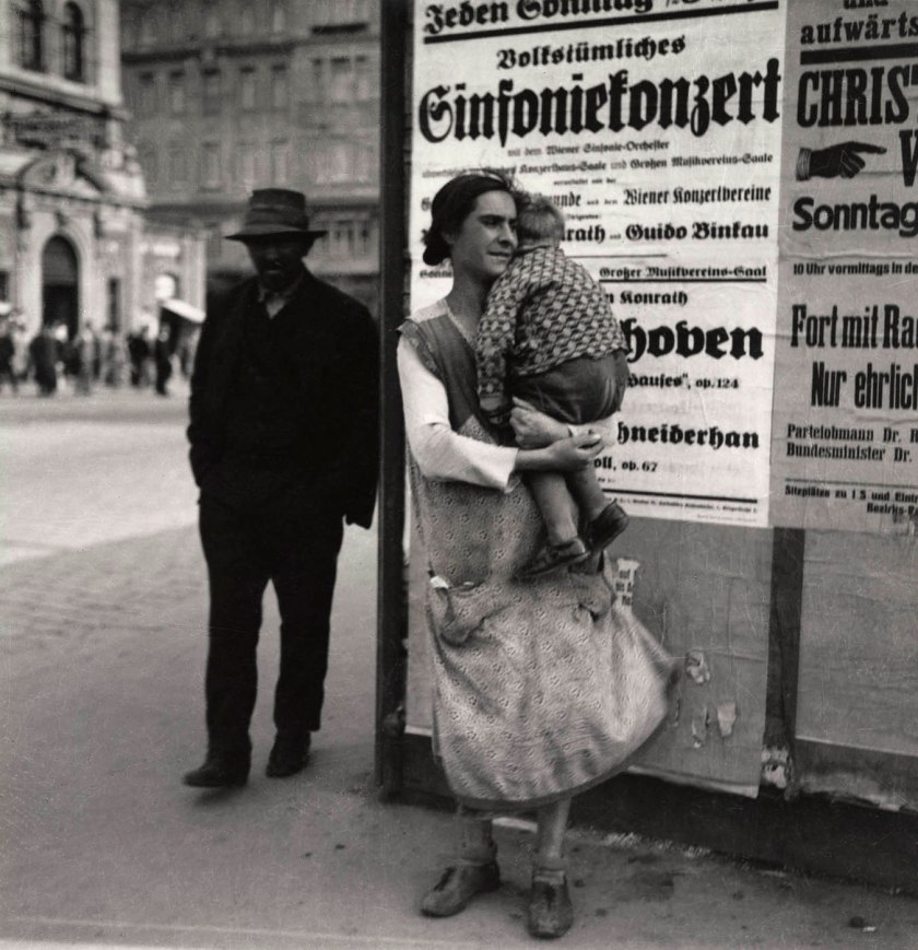 Edith Tudor-Hart (British born Austria, 1908-1973) 'Frau und Kind Wien' (Woman and child Vienna) c. 1930